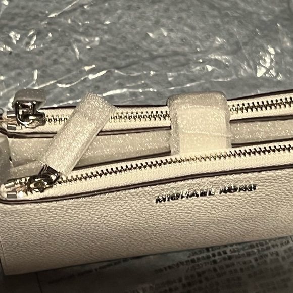 Off white Michael Kors pebbled leather zip around wallet - Picture 2 of 6